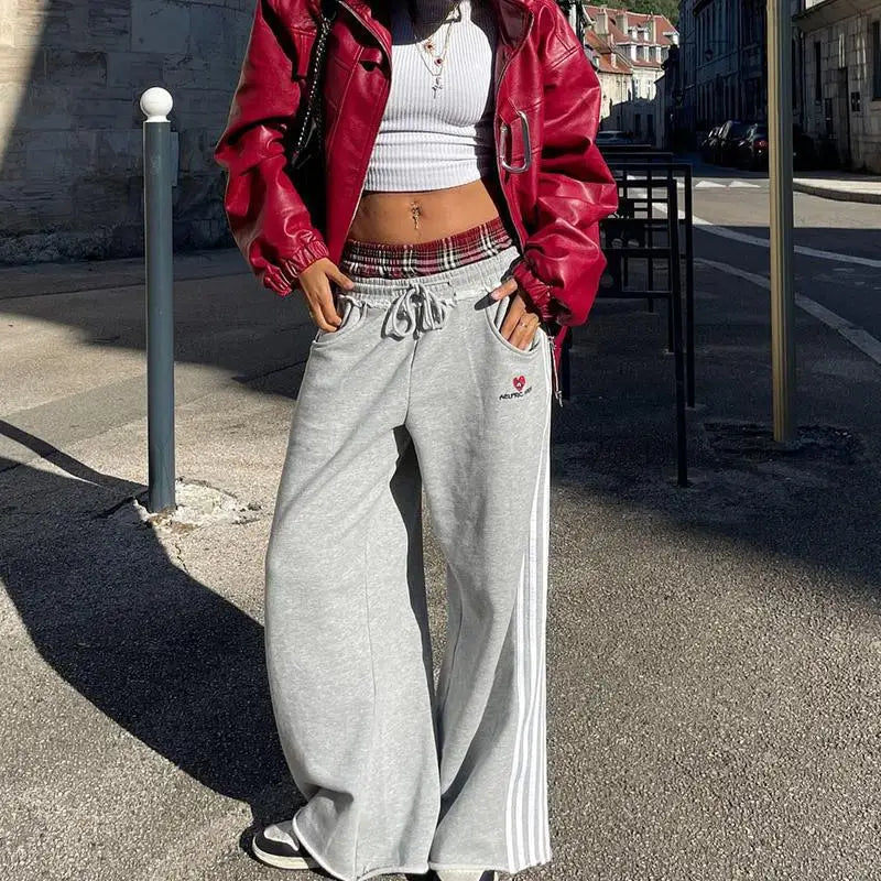 NOIZSY double waist X red baggy pants featuring a relaxed fit, visible in the image with a focus on the waistband and fabric texture.